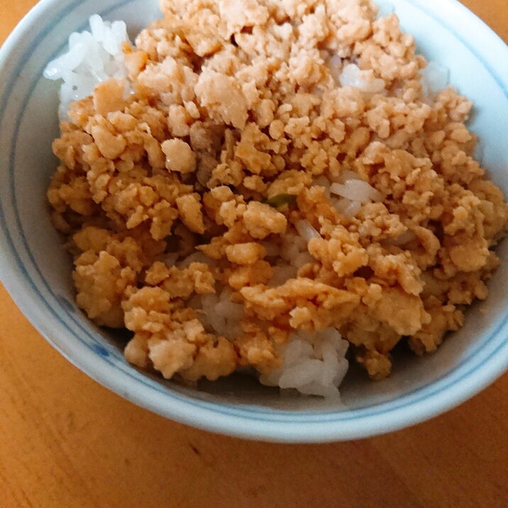 細かく仕上がる鶏そぼろ丼